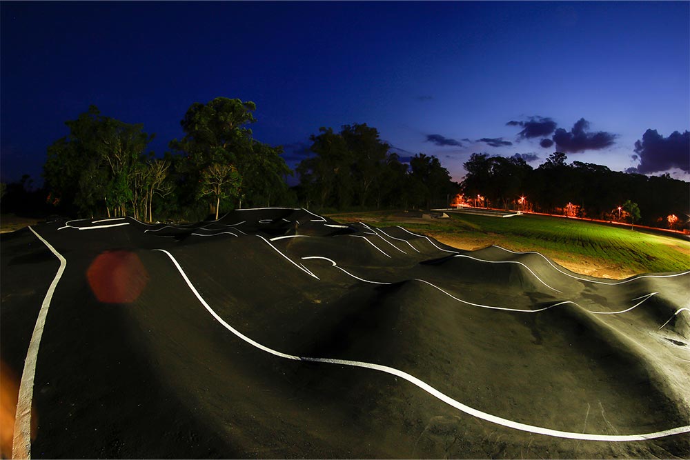 Foto noturna do Pump Track de Pindamonhangaba