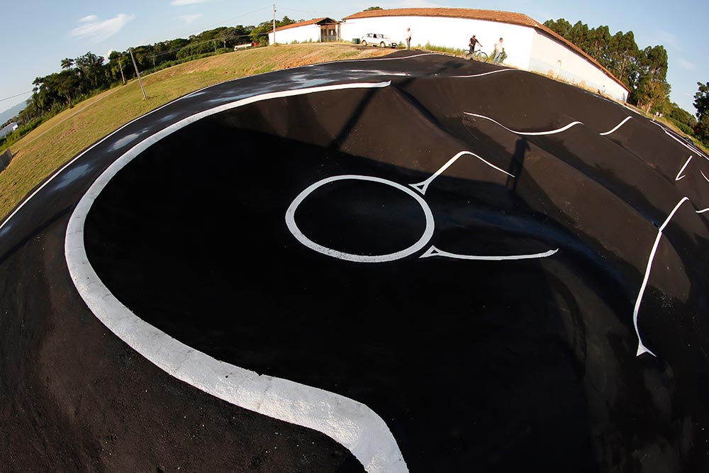 Foto de uma curva do Pump Track de Pindamonhangaba