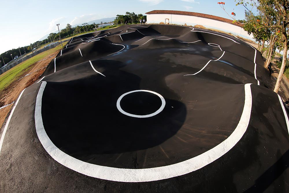 Foto de uma curva, pegando a pista inteira do Pump Track de Pindamonhangaba