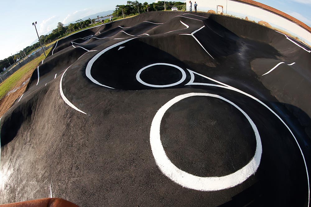 Foto do centro, pegando a pista inteira do Pump Track de Pindamonhangaba